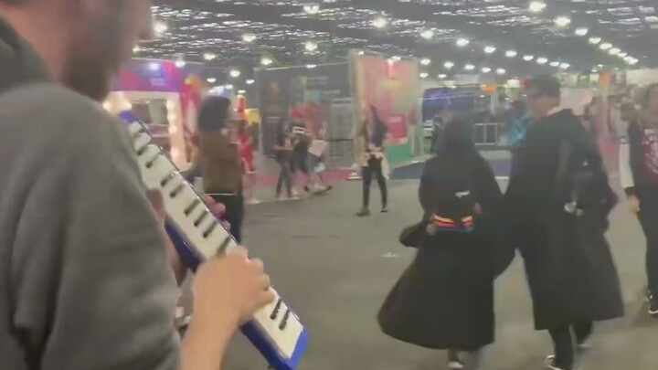 How would they react when the BGM of cosplayer characters is played at comic conventions?