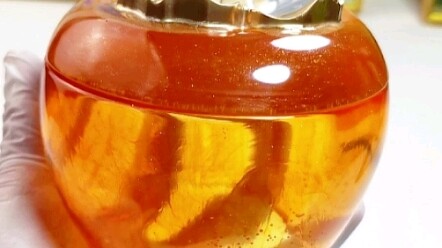 Hũ đựng đồ “Sự Như Ý” từ quả hồng: Vừa yêu vừa hận trong thế giới khuôn mẫu!