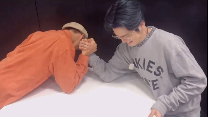 Let's have a little arm wrestling match between Liming and Zanda for everyone!