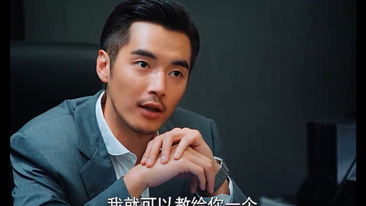 A cold and ruthless boss—such a cute contrast! She’s just too adorable for the “hottie” vote. #JinSh