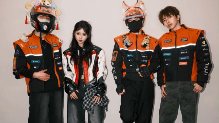 Bukan begitu? Emang sekarang semua kurir makanan ganteng gitu ya?!