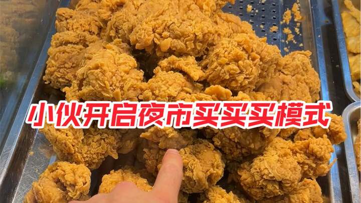 These chicken legs at 12 yuan are such a steal! The pig tails have super chewy skin—dipping them in 