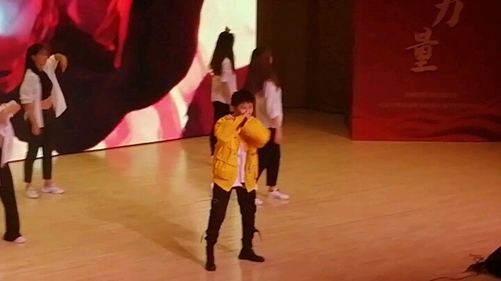 A super cool girl singer performed the S9 theme song "Nirvana" at the school’s New Year’s Eve gala!