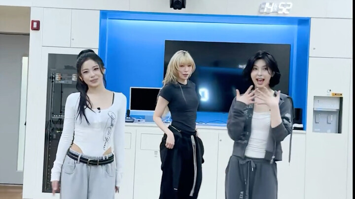 【NMIXX】Bersama Guru Badaling dalam Serenade yang Penuh Gaya🌊🩵