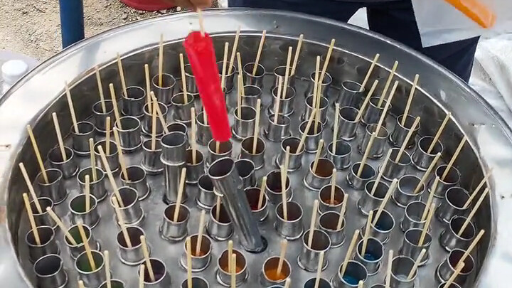 Masakan Thailand: Es loli ajaib, tanpa listrik, cukup goyangkan perlahan dan es loli pun siap.
