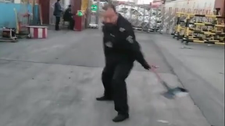 أدركت فجأة أنني قد أكون الشخص الوحيد في البلاد الذي لا يعرف فنون القتال.