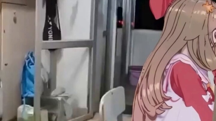 Xiangwan forgot to bring a bath towel, and her warm-hearted roommate Jueding lent a hand