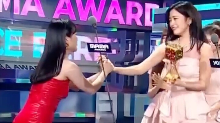 Sau hội trường Địa Lạc, Eunji và Yoojung lại hội ngộ tại MAMA! Đội Fu cực vui vẻ hóa thân thành chó 