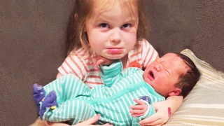 พี่น้องที่น่ารักที่สุดที่เล่นด้วยกัน - วิดีโอเด็กตลก