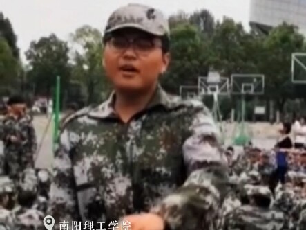 Này anh bạn, mày thực sự có tài phết nhỉ?! #Huấn luyện quân sự #Hát không nhạc #What Makes You Beaut