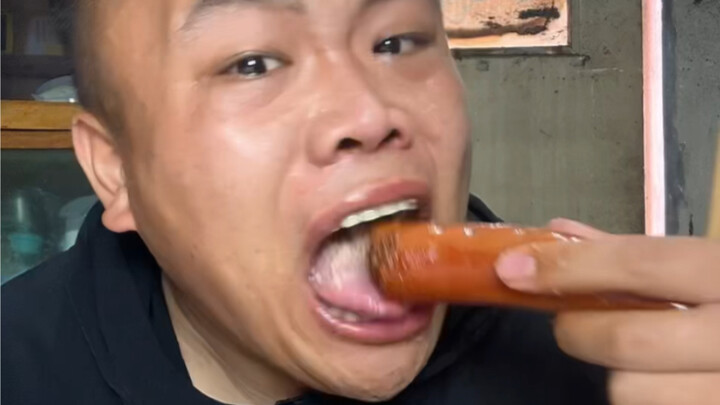 Makan sosis besar!