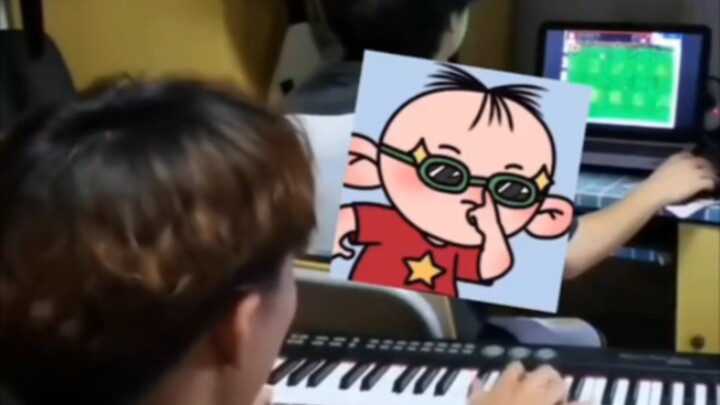 Bạn cùng phòng như tiên nữ vừa đàn piano giỏi lại còn lồng tiếng hay, còn bạn thì chỉ biết chơi Plan