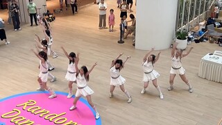 路过好像有舞蹈比赛 她们跳得好齐 大家看封面知道是哪首歌吗