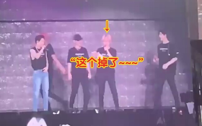 【Byun Baekhyun】Adegan terbaik malam ini: Huzi merajuk: Ini lepas nih~ (tali bantal pelindung jatuh u