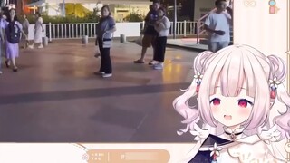 Cô gái Nhật Bản cười lớn trước những người qua đường ngẫu nhiên trên đường