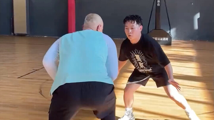 Tôi thực sự mê cách một anh ấy dẫn bóng, xuống dưới sẽ học hỏi cho thật kỹ!