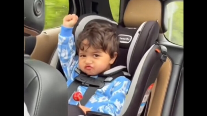 As soon as the music starts, the little one automatically enters a state of total immersion 🤟