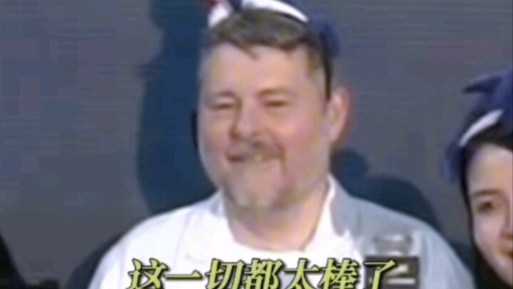 LMAO, no wonder everyone calls him Director Little Bear! He looks way too much like a panda!