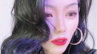 الأخت يي الناضجة تستعرض رقصتها