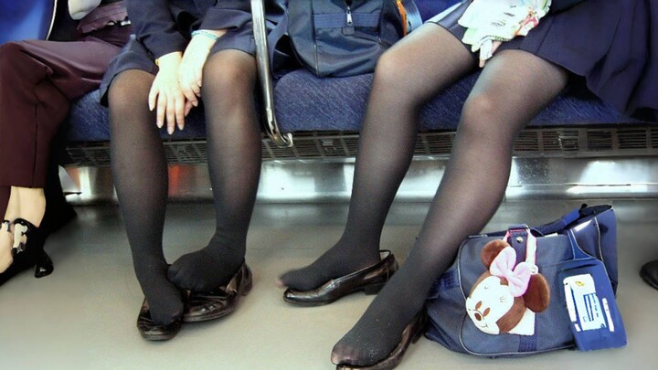 Saya nggak berani bayangin betapa bau kalau lepas sepatu di hari hujan: BANGET BAUNYA 😭! Jepang lunc