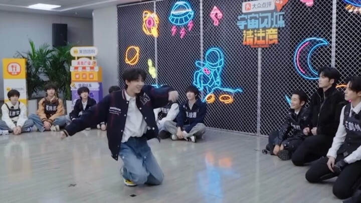 【Dương Bác Văn】Hãy chú ý đến những tia sáng vũ trụ | Phiên bản thưởng thức trọn vẹn bộ đồ sinh nhật 