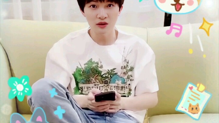 【Zhou Shen】His feet are in the frame! How rare! Such a warm, familiar feeling—like one of our own!