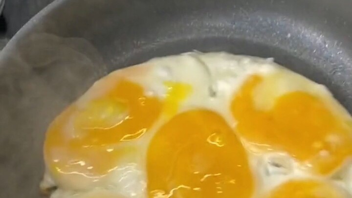 Seorang pria menantang dirinya untuk membalikkan lima butir telur sekaligus dalam sekali coba, tapi 