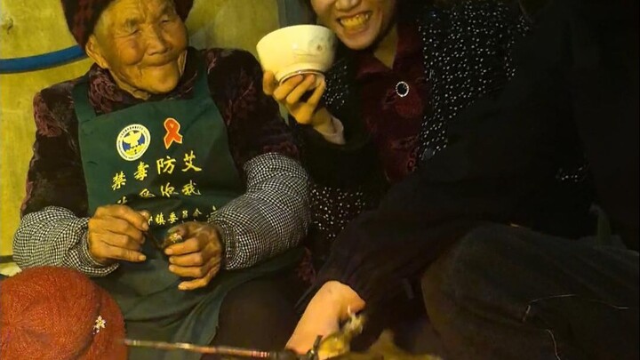 Miếng thịt trong tay bà ngoại bỗng dưng không còn ngon nữa