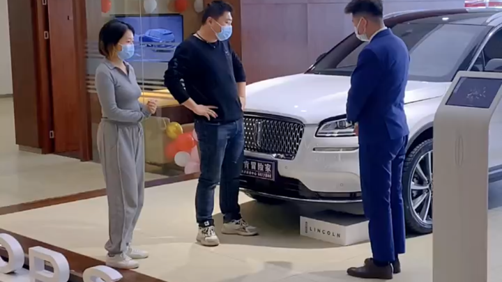A woman and her traditional Chinese medicine–practicing boyfriend are looking at cars when she’s cas