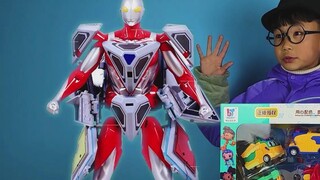 The Steel Flying Dragon Ultraman brought Ozawa a variety of school bus engineering car toys, and Oza