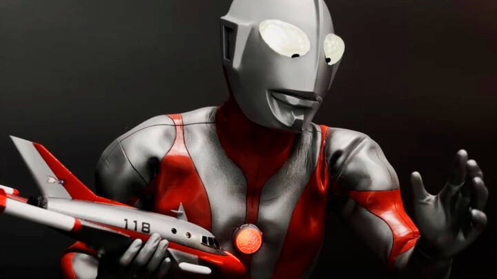 The most handsome first-generation Ultraman C-shaped face statue transformation remote control lumin