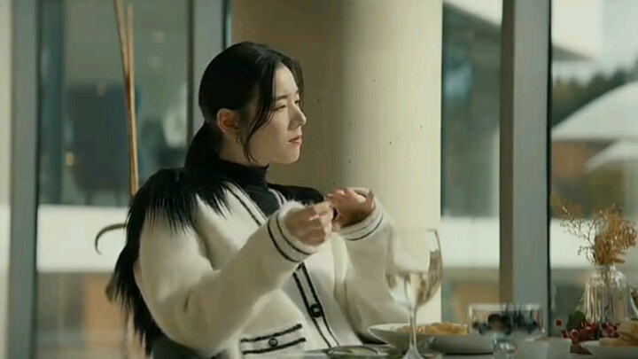 The real Anna chaebol daughter! She is polite to everyone on the surface, but she doesn't care about