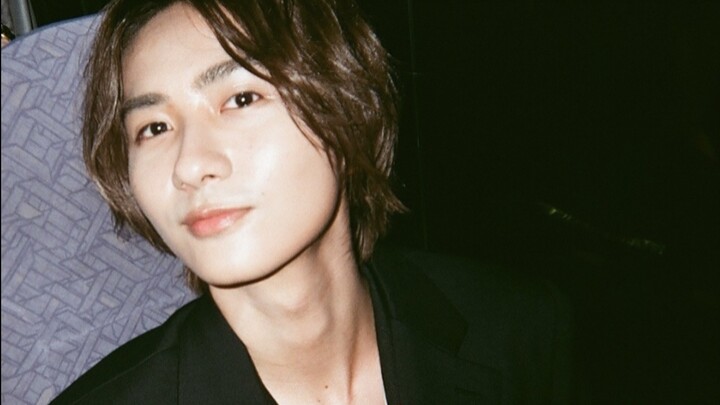 Bắt gặp hiroto say sưa nhảy múa theo cử chỉ ở góc phòng