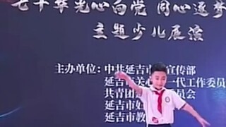 Primary school students performed a dance medley on stage. Mom: The program that the father and son 