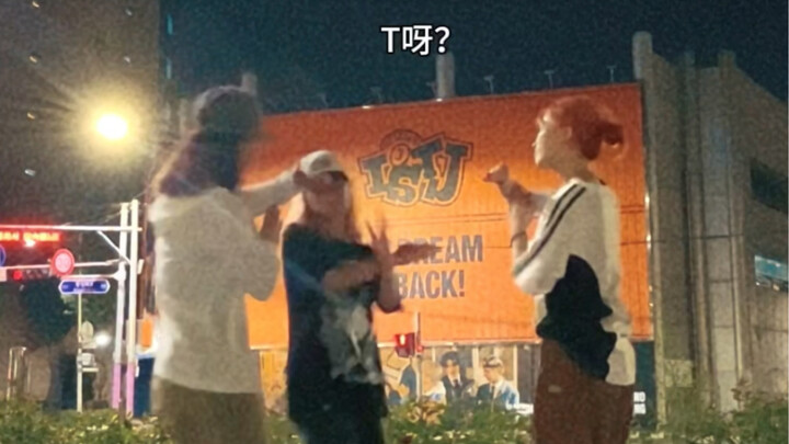 Diễn một tiểu phẩm nhỏ trước cửa cửa hàng pop-up của ISTJ (đây là nghiêm túc đấy!)