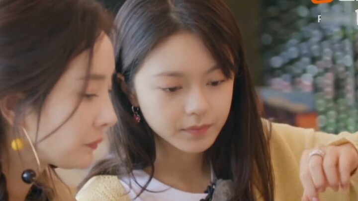 [Mi Di] Pass it on! Yang Mi and Zhao Jinmai (love rival) ate Dilraba Dilmurat! & Dilraba Dilmurat: M