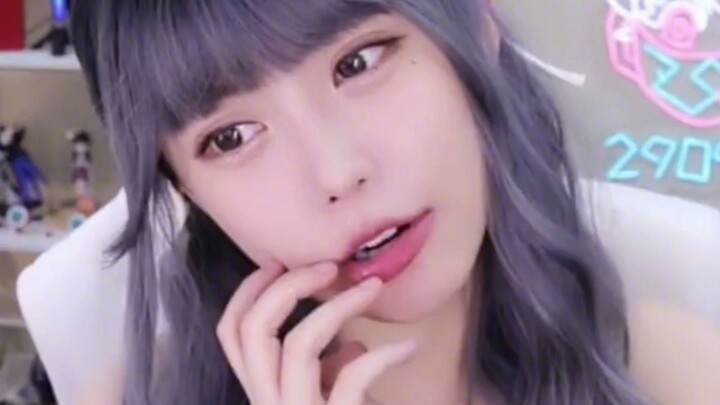 โจว ซู่ยี่ นักสู้ผู้ต่อต้านคู่ต่อสู้ สมกับชื่อเสียงของเธอ! เธอแสดงกิริยาเจ้าชู้ในรายการสด เพื่อนๆ ขอ