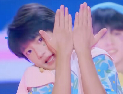 Mu Zhicheng dances “Curly Eyelashes” again at 18! Why did he look so adorable when he danced it as a