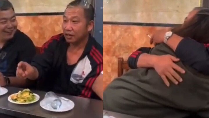 Người chú nói cô gái ngồi cùng bàn trông giống con gái ông, và giây tiếp theo nụ cười của ông biến m