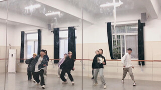 I hope some hip-hop dancers understand that oldschool is not a simple combination of basic steps. Th
