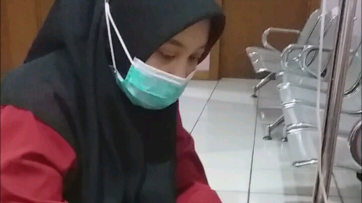 Dimanja perawat didepan istri