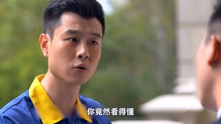 势利经理瞧不起修理工，嘲笑他文盲看不懂英文设计图，结果被打脸