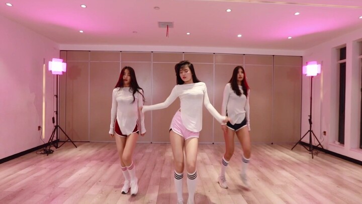 Imut & Menggoda | Hello Venus - Cover Dance "Wiggle Wiggle"