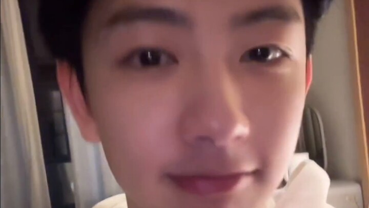 [Cong Lu] I'm not a little girl, I'm a boy and I can grow a mustache! So cute! Lu Baocong has learne