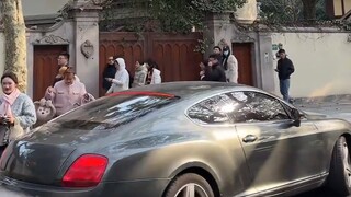 This way of opening the door at home is full of ritual sense. Passersby are shocked and stop to take