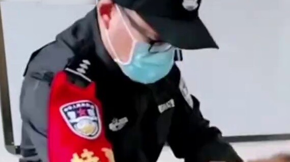 สุนัขจรจัดตัวหนึ่งแทรกซึมเข้าไปในกองกำลังตำรวจเพียงลำพังและกลายมาเป็นสุนัขตำรวจได้สำเร็จ #PoliceDogB