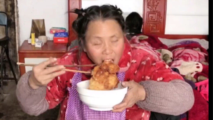 Người mẹ mù lần đầu ăn thịt gà bít tết
