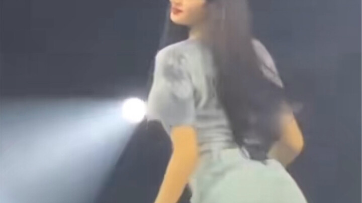 ليزا مثيرة وجذابة تهز مؤخرتها