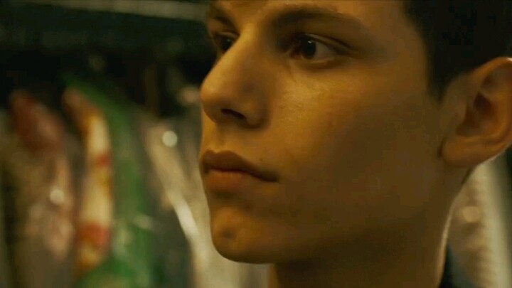 Để bảo vệ mẹ khỏi bị bắt nạt, cậu thiếu niên quyết định trở thành một tay mafia – “Thiếu Niên Mafia”