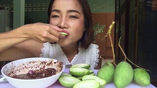 กินบักม่วงน้อยกรอบๆ|กับเเจ่วปลาเเดก เเซ่บหลาย|กินเเซ่บ แบบบ้านๆ